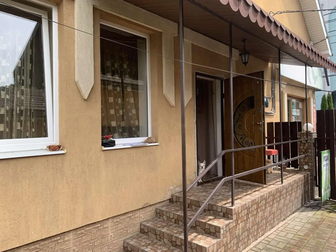 Продається будинок з діючим магазином у самому серці м.Виноградів