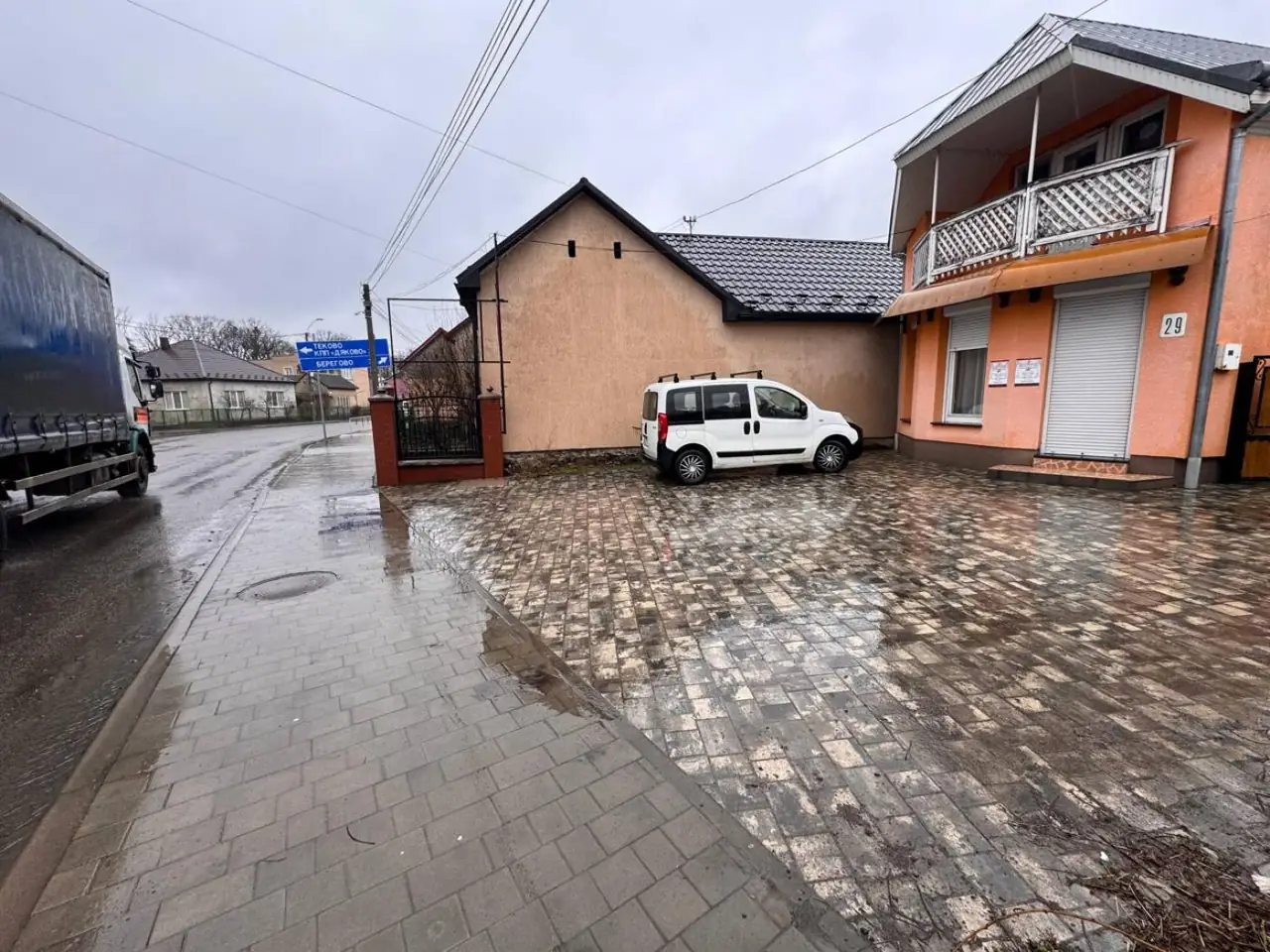 Будинок із комерційним приміщенням у центрі Виноградова
