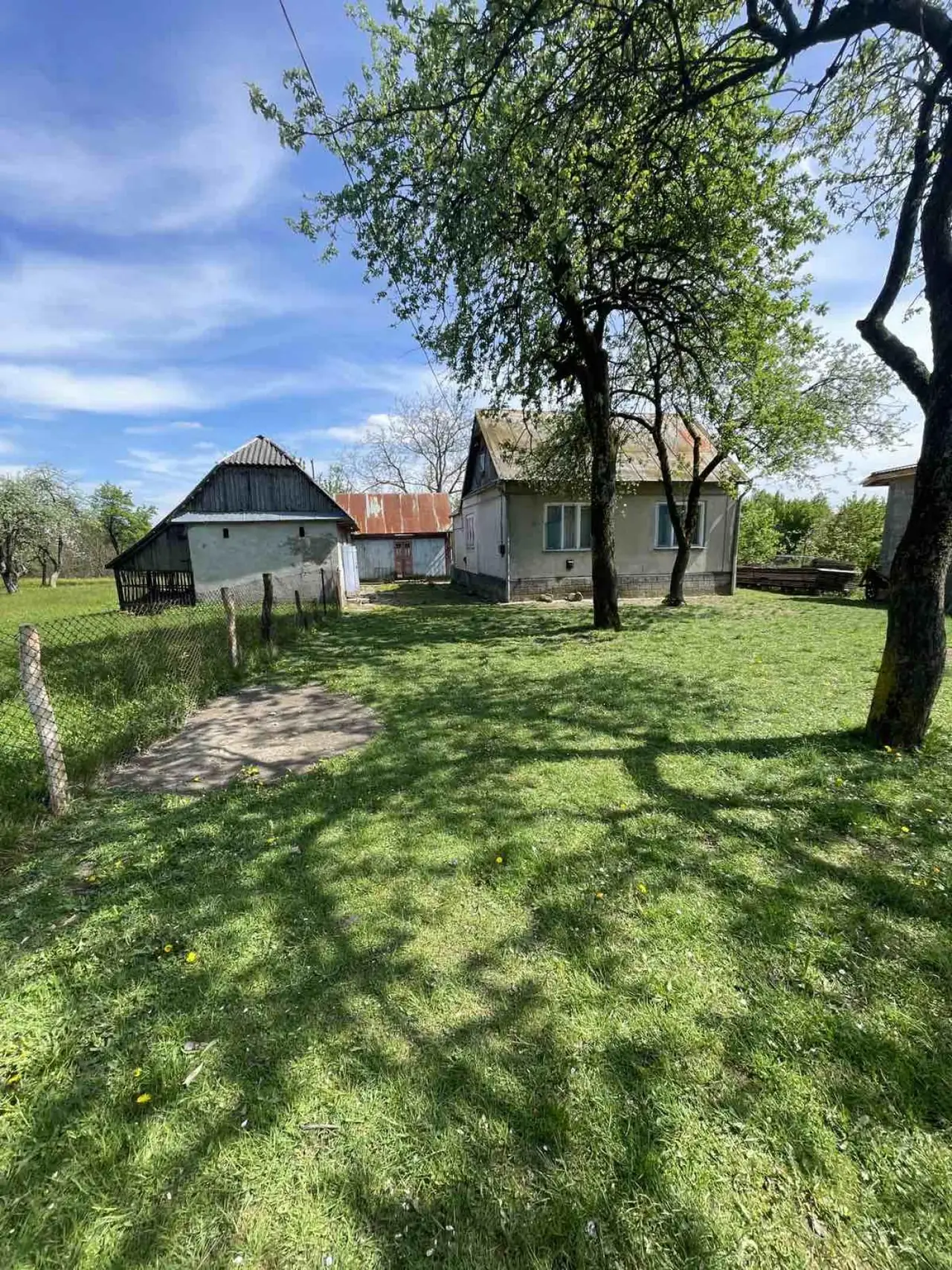 Продається будинок з великою земельною ділянкою